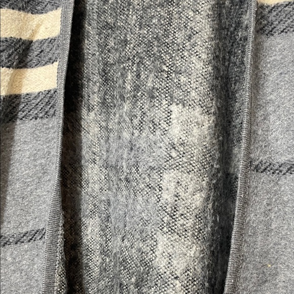 Elegant northern angel plaid Cape with Faux Fur Trim large/xlarge - Picture 3 of 3